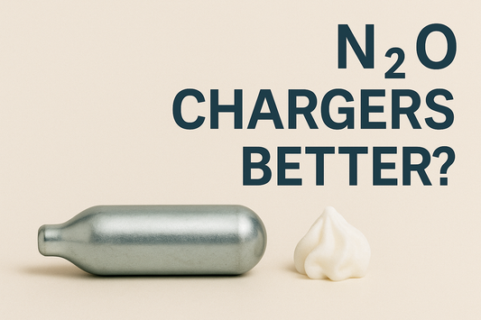 Horizontal image showing an N₂O charger beside whipped cream with the text “gazmi gas”.